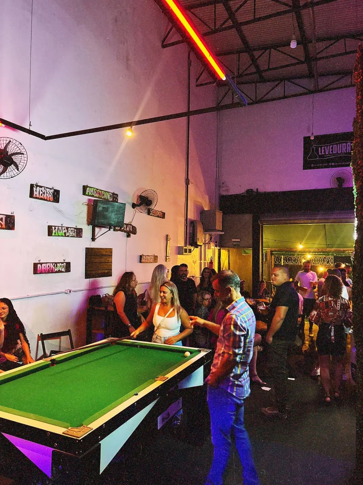 Bar do Levedura cheio, com a galera jogando sinuca