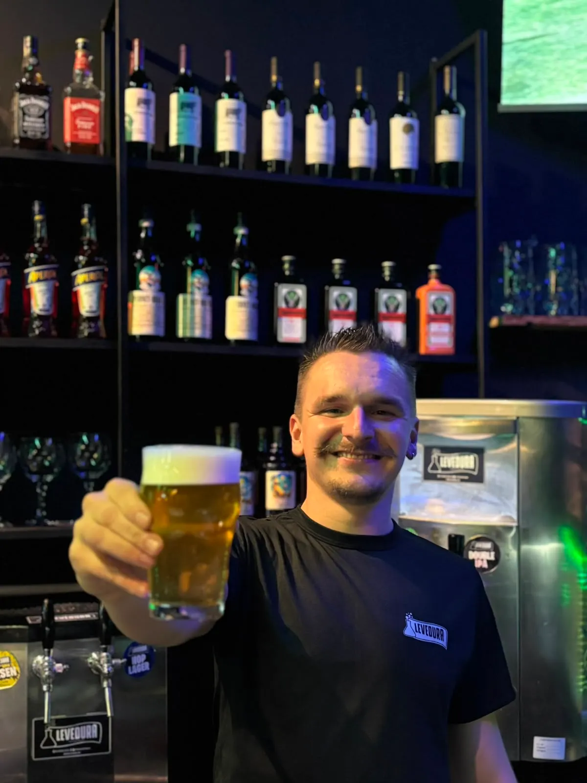 Brindando com um chopp fresco no balcão