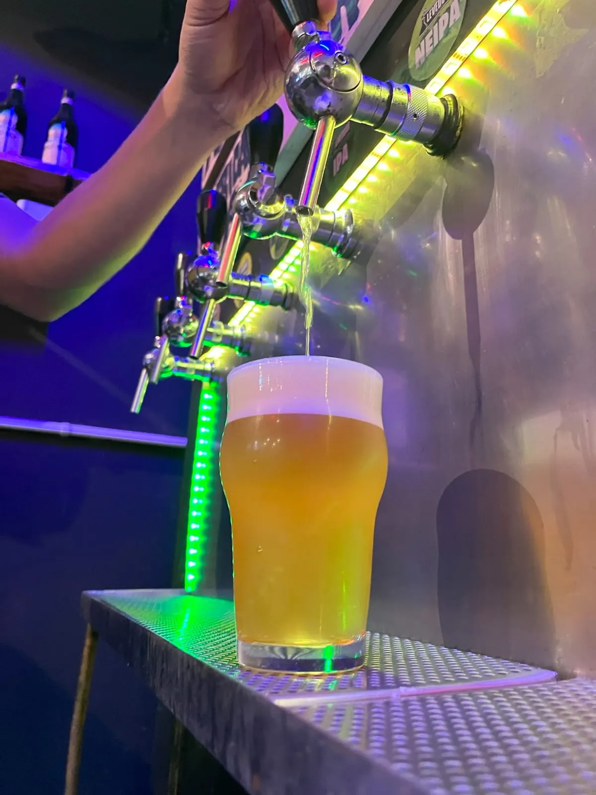 NEIPA enchendo o copo direto da torneira
